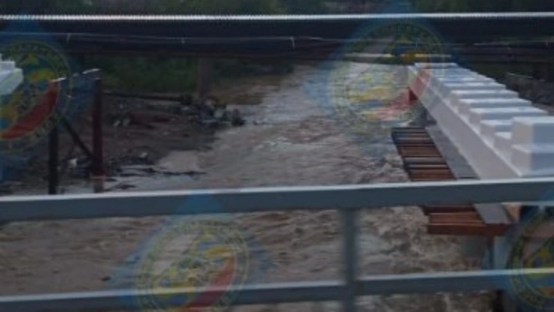 Автомобиль вылетел с моста в реку Сусуя в Южно-Сахалинске