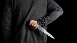 Вонзил нож дважды: пьяный житель Углегорска напал на знакомого своей супруги