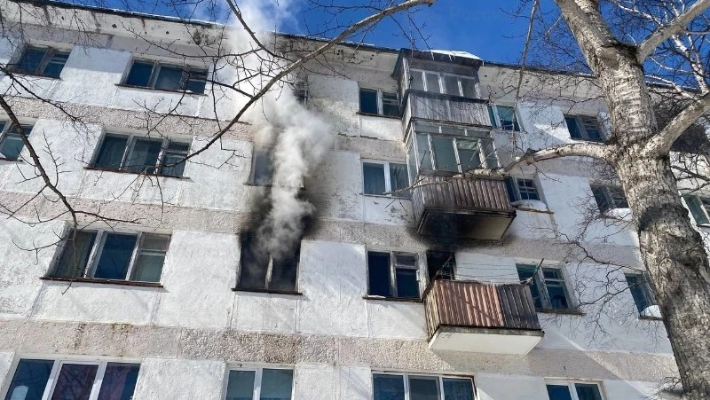 Пожарные в Охе оперативно потушили горящую квартиру в четырехэтажке