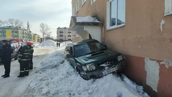 Стали известны подробности ДТП в Макарове: Subaru сбил двух пешеходов и влетел в дом