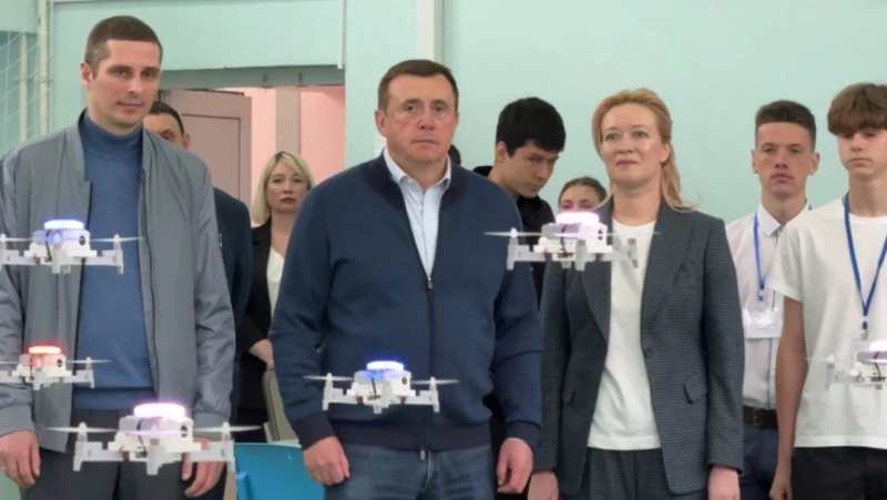 Валерий Лимаренко оценил работу секции управления и сборки БПЛА в школе № 7 в Поронайске
