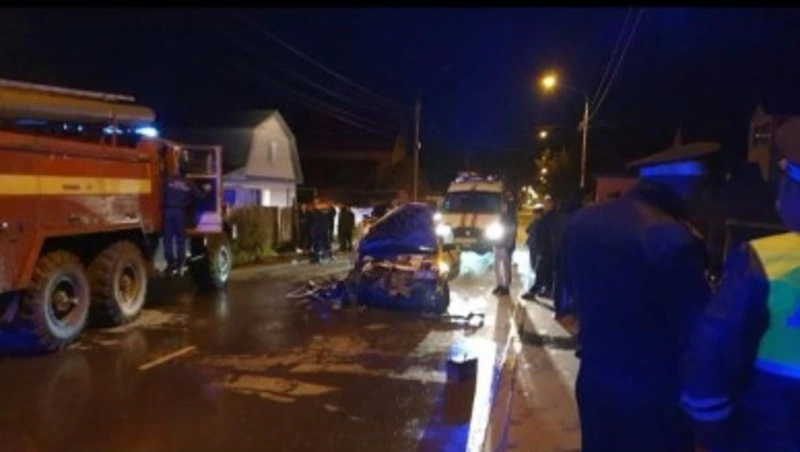 Мужчина без водительских прав въехал в припаркованную машину в Южно-Сахалинске