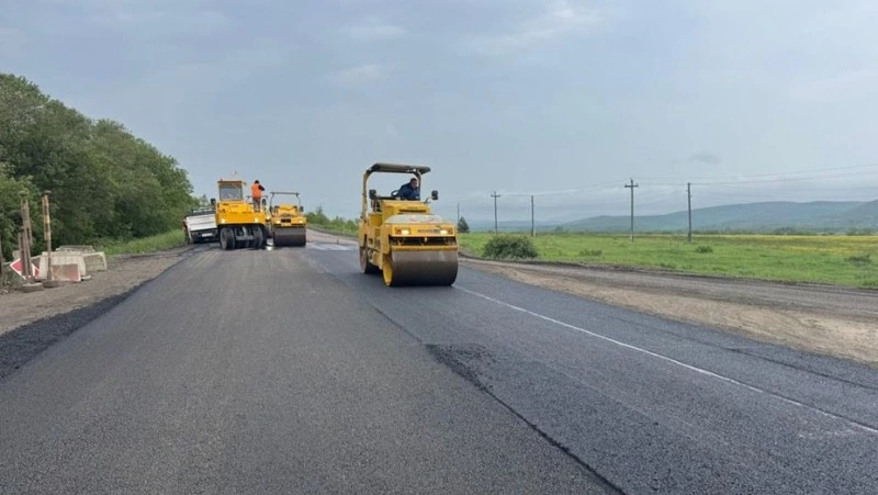 В Углегорском округе на участке трассы от СУР до Ольховки уложили асфальт
