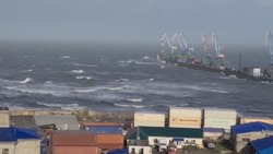 Море в Корсакове разбушевалось из-за обрушившегося на Сахалин тайфуна «Хиннамнор»
