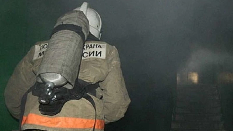 Пожарные потушили огонь в квартире жилого дома в Охе