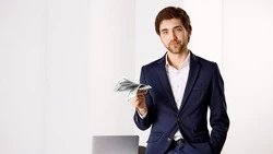 Недобросовестный работник получил от компании премию через суд на Сахалине