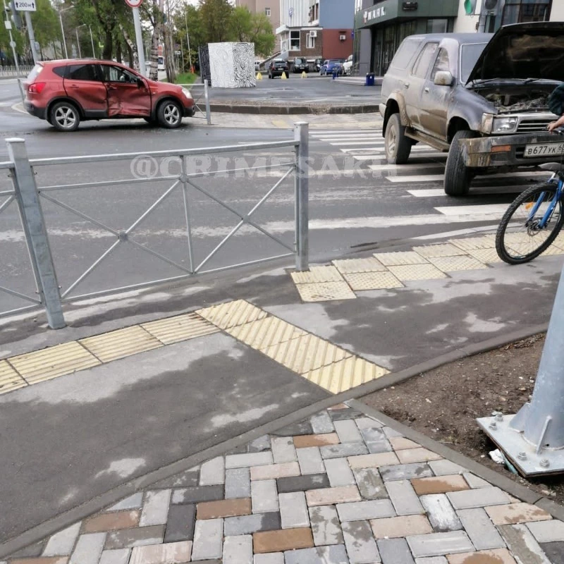 Кроссовер и внедорожник не смогли разъехаться на перекрестке Южно-Сахалинска 