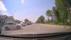 Видео: мгновенная реакция спасла водителя от ДТП в Южно-Сахалинске