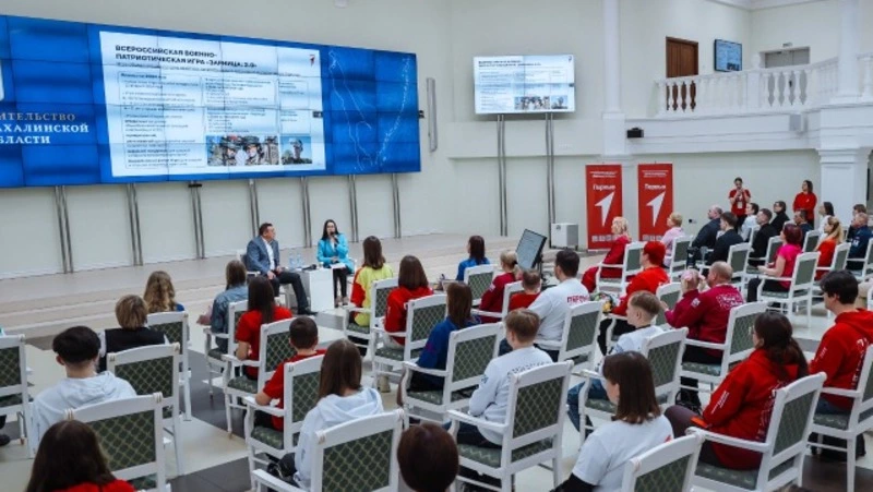 Губернатор Валерий Лимаренко наградил представителей «Движения Первых» на Сахалине