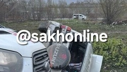 В Южно-Сахалинске внедорожник вылетел в кювет и перевернулся