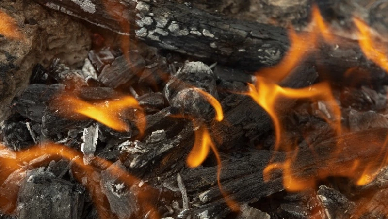 Пожарные потушили уголь в кузове самосвала в Макарове 