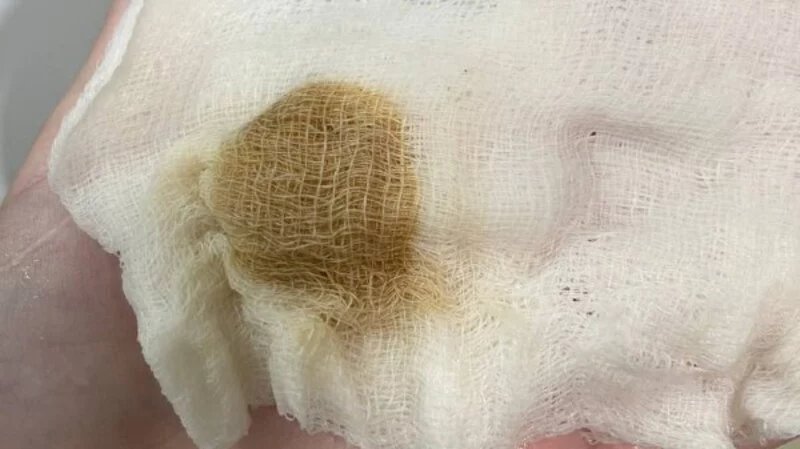 Грязно-желтая вода течет из кранов на юге Сахалина