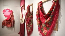 Выставку русских платков открыли в зале «СовременникЪ» Южно-Сахалинска