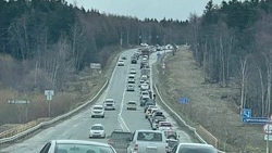 Многокилометровая пробка к кладбищу собралась на выезде из Южно-Сахалинска 3 мая
