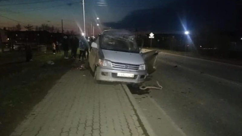 Микроавтобус размяло в ночной аварии в Ногликах. Есть пострадавшие