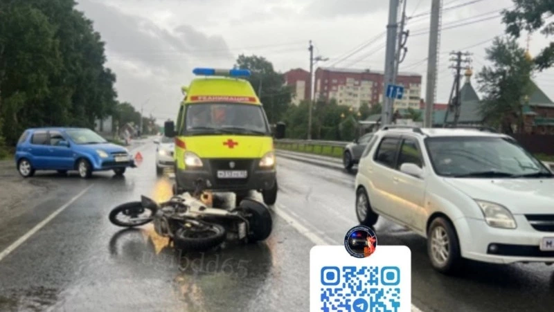 Мотоциклист получил травмы, попав под колеса Chevrolet в Южно-Сахалинске