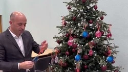 Мэр Долинска подарит телефон и электромотоцикл детям на акции «Елка желаний»