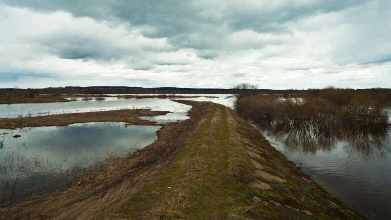 Из-за высокого уровня воды сохраняется угроза затопления дорог и огородов на Сахалине