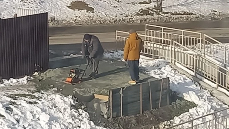 Мужчина оборудовал себе парковочное место в обход закона в Корсакове