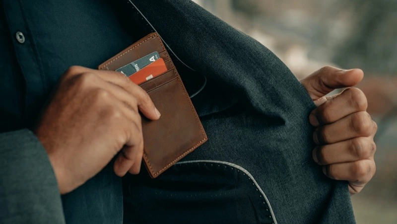 Сахалинец нашел кредитку и потратил с нее более 11 тысяч рублей