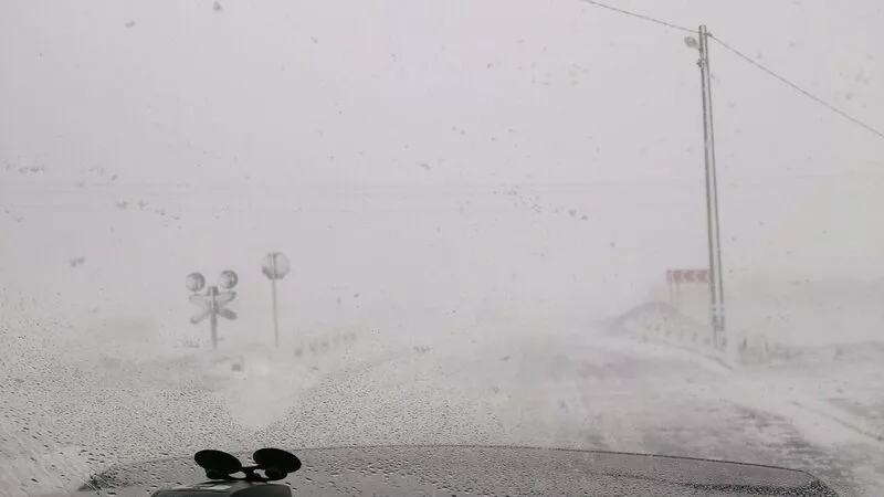 Грейдер с водителем пропал в Смирныховском районе во время метели