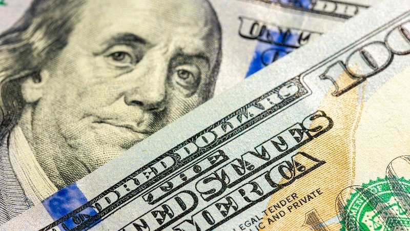Курс доллара на межбанке опустился ниже 76 рублей