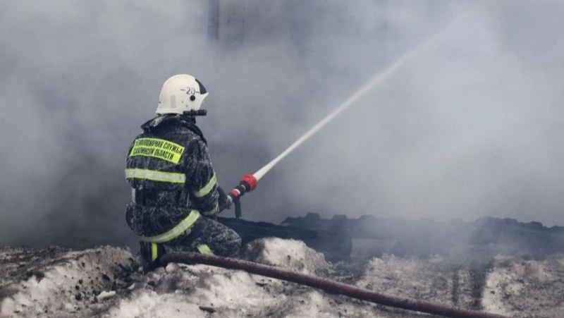 Пожарные потушили здание старой библиотеки в Курильске утром 17 января