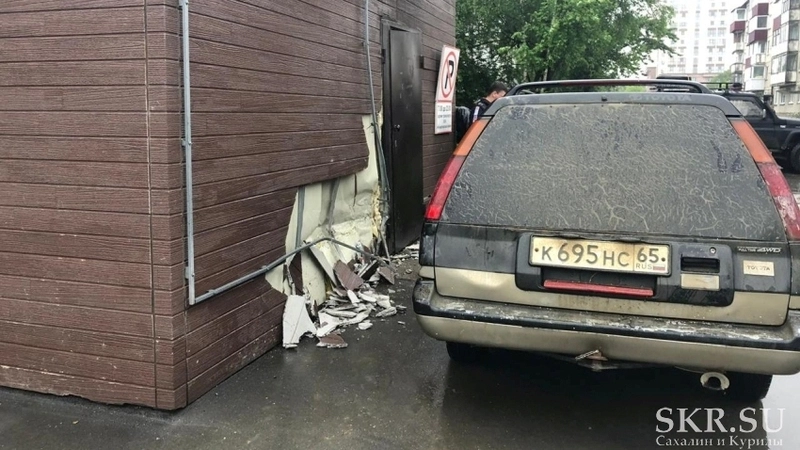 В Южно-Сахалинске машина въехала в кондитерскую лавку