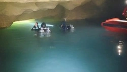 В Китае дайвер заблудился под водой и пять суток провел в подводной пещере