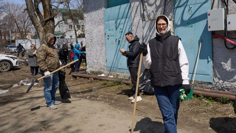 Более 10 тысяч жителей Южно-Сахалинска вышли на общегородской субботник