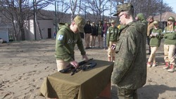 Сахалинские школьники продемонстрировали навыки военного дела. В одном строю 24.04.23