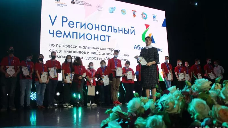 Победители сахалинского чемпионата «Абилимпикс» четыре часа вязали сумки и рисовали натюрморты