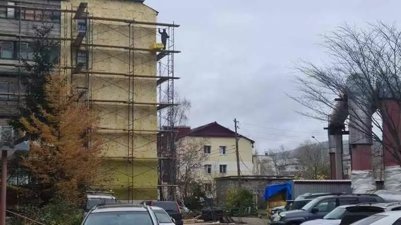 Ремонт фасада пятиэтажки угрожает здоровью людей в Южно-Сахалинске