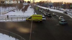 Автомобиль въехал в дорожное ограждение на перекрестке Мира-Есенина в Южно-Сахалинске
