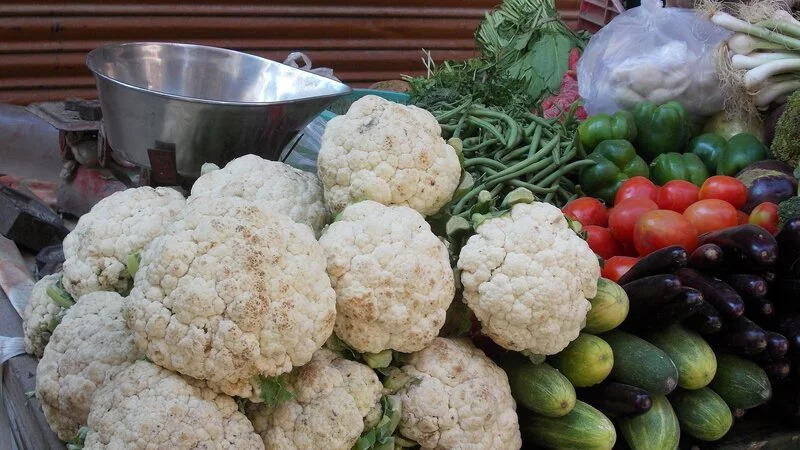 На Сахалине за неделю подешевело молоко, рыба, лук и огурцы