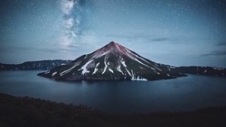 Завораживающие кадры двухъярусного вулкана на Курилах появились в Instagram  