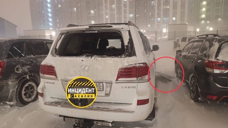 Летающий знак влетел в заднее стекло Lexus во время метели в Южно-Сахалинск