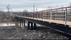 Новый пешеходный мост обустроили через канал Массурао в Углегорске