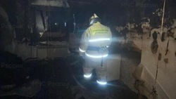 Пластиковые трубы горели в складском помещении в Корсакове