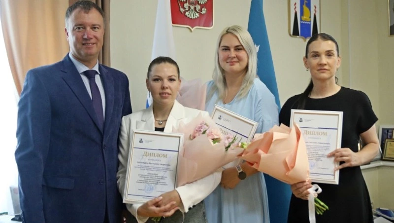 Сахалинские работники спортивных школ получили заслуженные награды