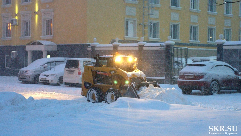 Япономорский циклон принес на Сахалин дождь, снег и сильный ветер