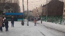 «Дети падают по пути в школу»: южносахалинцы пожаловались на «каток» возле школы № 26