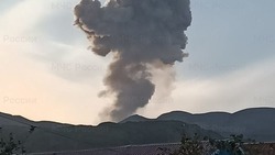 МЧС зафиксировало извержение вулкана Эбеко на высоту до 2,5 км на Курилах 19 июля