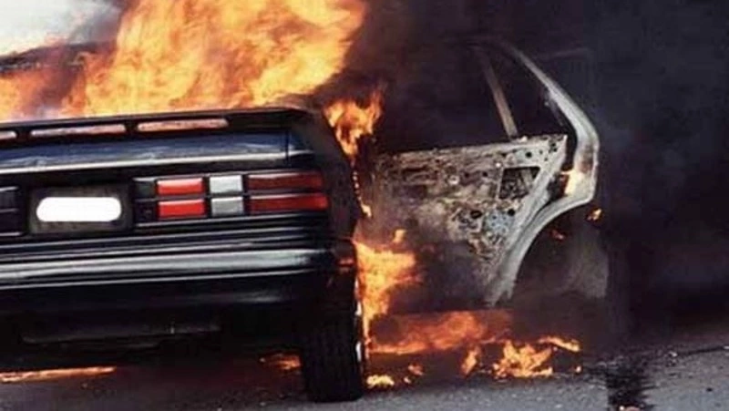 Четыре человека тушили машину в Тымовском ночью 29 апреля