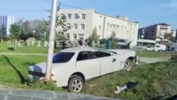 В Долинске водитель врезался в столб и бросил машину после аварии
