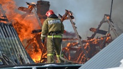 Пожар на крыше тушили восемь человек в Холмском районе