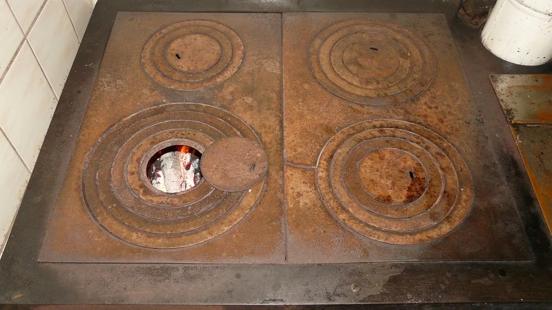 На Сахалине семерых пожарных в час ночи отправили тушить электроплиту