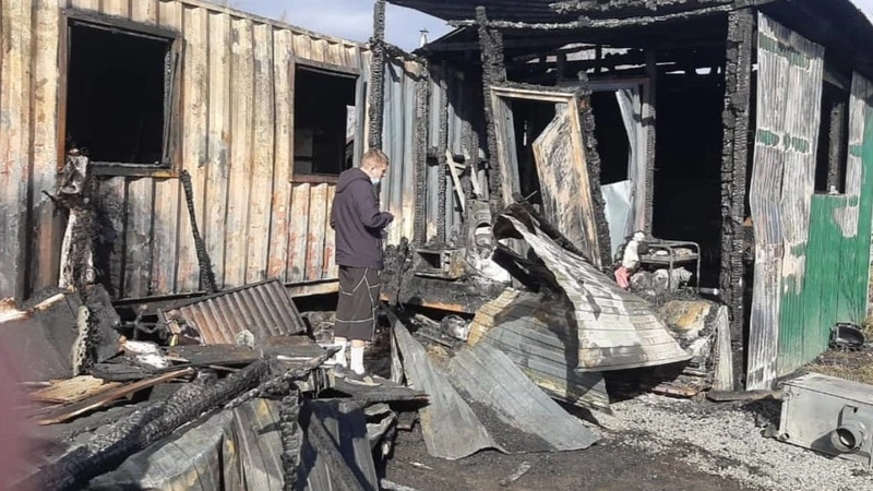 Сахалинцев просят помочь семье, которая лишилась дома и всех вещей