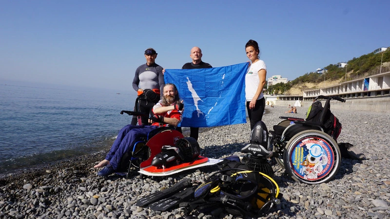 Изобретатель инвалидной коляски для дайвинга мечтает растянуть флаг Сахалинской области на дне моря