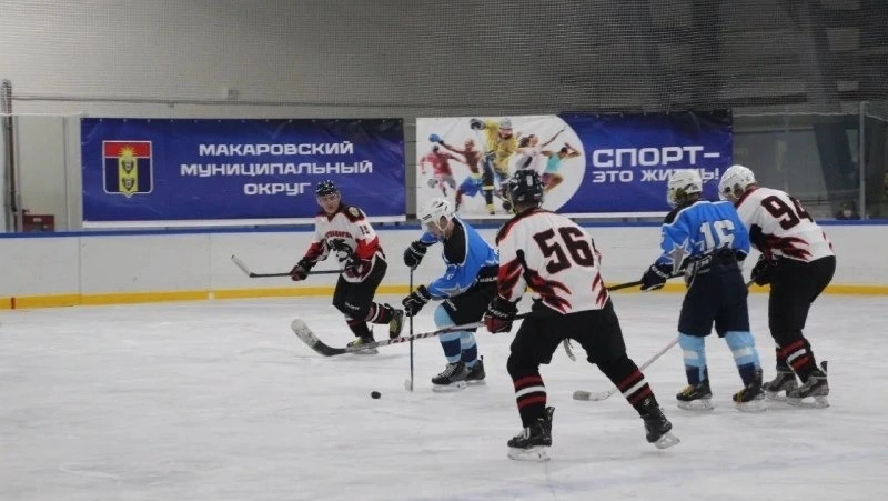 Хоккейный матч провели благодаря Народной программе «Единой России» в Макарове
